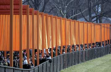 Χιλιάδες μέτρα πορτοκαλί πανιού δίνουν χρώμα στο χειμωνιάτικο Σέντραλ Παρκ