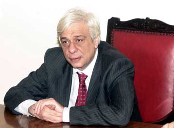 Δεν θα ξαναδημιουργηθεί πρόβλημα συμβασιούχων, σύμφωνα με τον Πρ.Παυλόπουλο