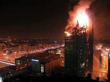 Ουρανοξύστη 32 ορόφων κατέκαψε η μεγαλύτερη πυρκαγιά στην ιστορία της Μαδρίτης