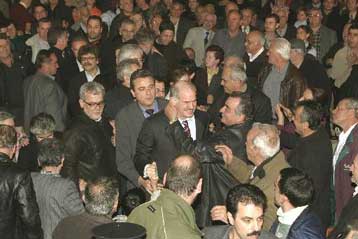 Στη Βουλή φέρνει το ΠΑΣΟΚ το θέμα της Εκκλησίας και της κρίσης των θεσμών