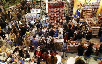 Ένοπλος άνοιξε πυρ αδιακρίτως σε εμπορικό κέντρο της Νέας Υόρκης