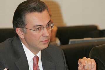 Δεν έχουν κλονιστεί οι σχέσεις με την Εκκλησία, λέει η κυβέρνηση