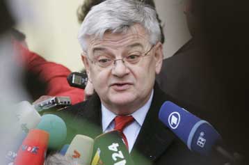 Πολιτική ευθύνη για σκάνδαλο παράνομης χορήγησης βίζας παραδέχθηκε ο Φίσερ