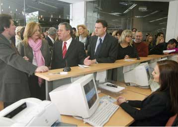 Εκτός ρυθμίσεων μονιμοποίησης οι συμβασιούχοι των ΚΕΠ, καταγγέλλει η Φ.Γεννηματά