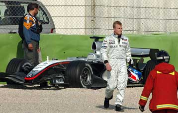 Λαχτάρησε ο Ραϊκόνεν σε δοκιμαστικά στην Βαρκελώνη, όταν συνετρίβη το μονοθέσιό του