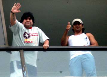 Γιατρός του Μαραντόνα διαψεύδει ότι ο Αργεντίνος θρύλος υπεβλήθη σε λιπαναρρόφηση