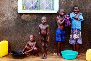 Η κυβέρνηση της Ουγκάντα στρατολογεί εκατοντάδες παιδιά πρώην μαχητές του LRA