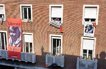 Στη δημοσιότητα βίντεο με την Ιταλίδα δημοσιογράφο που κρατείται όμηρος στο Ιράκ