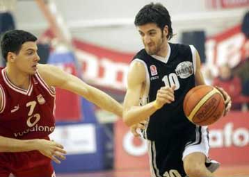 Ο Ολυμπιακός 65-60 τον ΠΑΟΚ, ο Ηρακλής 80-73 τον Παναθηναϊκό, πλησίασε το Μαρούσι