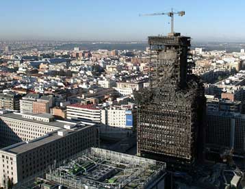 Κίνδυνος μερικής κατάρρευσης του Πύργου Ουίνδσορ στη Μαδρίτη