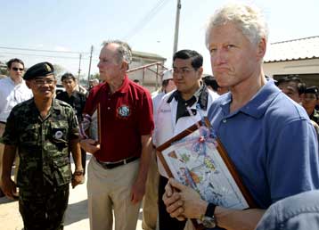 Στις πληγείσες από το τσουνάμι περιοχές της Ασίας περιοδεύουν Κλίντον και πατήρ Μπους