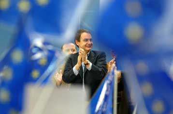 Στις κάλπες την Κυριακή οι Ισπανοί για το πρώτο άμεσο «ναι» ή «όχι» στο Ευρωσύνταγμα