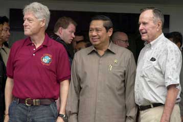 Κλίντον και Μπους πρεσβύτερος στην κατεστραμμένη Ατσέχ της Ινδονησίας