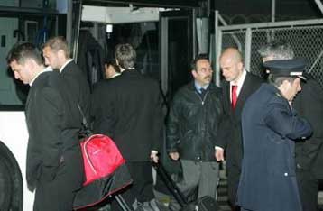 Με αποδοκιμασίες… ξεπροβόδισαν περίπου 200 άτομα τον Ολυμπιακό από την Κρήτη