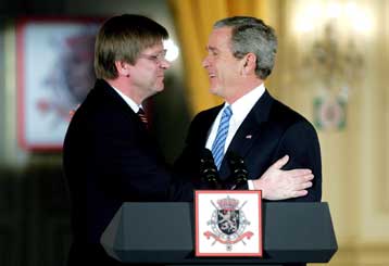 «Επίθεση» φιλίας του Αμερικανού προέδρου στη Ευρώπη για μία νέα εποχή συνεργασίας