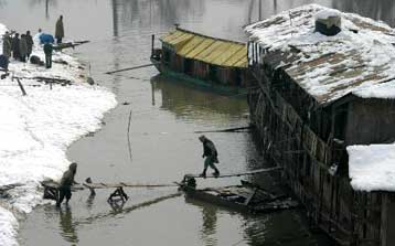 Περισσότεροι από 100 νεκροί εξαιτίας της βαριάς κακοκαιρίας στο ινδικό Κασμίρ