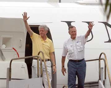 Δέσμευση Κλίντον, Μπους να συγκεντρωθούν τα χρήματα για τη ΝΑ Ασία