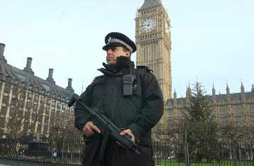 Κατ οίκον περιορισμό υπόπτων για τρομοκρατία χωρίς δίκη προωθεί τώρα η Βρετανία