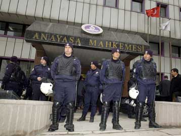 Τούρκοι αστυνομικοί στο εδώλιο για τη δολοφονία ενός 12χρονου και του πατέρα του