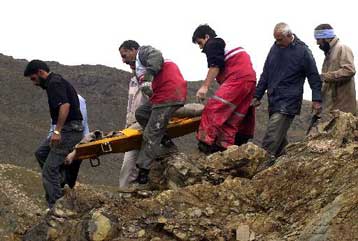 Η σφοδρή κακοκαιρία δυσχεραίνει την επιχείρηση διάσωσης μετά το σεισμό στο Ιράν