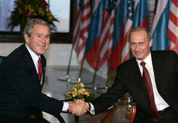 Τρομοκρατία και «εκδημοκρατισμός» στη συνάντηση κορυφής Μπους-Πούτιν στη Σλοβακία