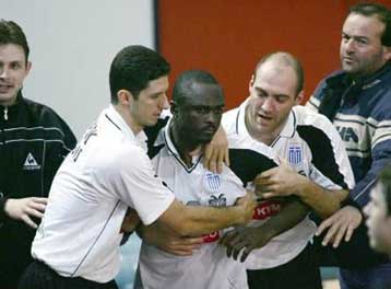 Μέτρα θα λάβει η ΕΟΠΕ για να προλάβει νέα φαινόμενα ρατσισμού στα ελληνικά γήπεδα