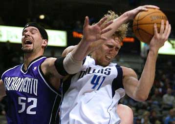 Πρωταγωνιστής ο Νοβίτζκι κόντρα στους Κινγκς