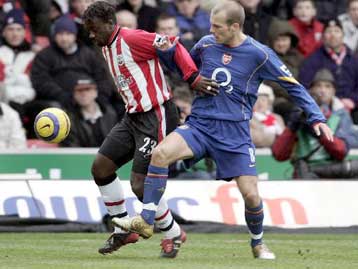 Με Ρούνι η Μάντσεστερ 2-1 την Πόρτσμουθ-Ακόμα πιο μακριά από την κορυφή η Αρσεναλ