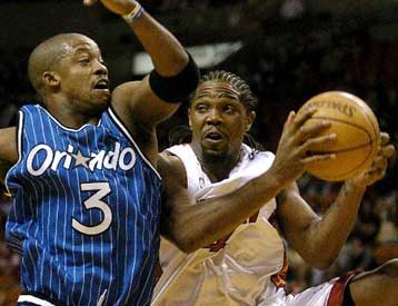 Εντός έδρας ήττες για Σπερς και Μάβερικς από Γκριζλς και Σανς