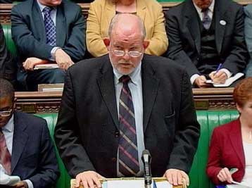 Αντιτρομοκρατική εκστρατεία στο Λονδίνο εν μέσω διαμάχης για τη νέα σκληρή νομοθεσία