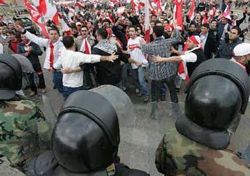 Η λιβανική αντιπολίτευση διαδηλώνει κόντρα στη φιλοσυριακή κυβέρνηση και τη Δαμασκό