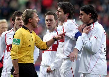 Διαιτητής άλλαξε απόφασή του στην Γερμανία, συμβουλευόμενος γιγαντοθόνες