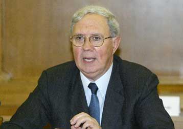 Επιβράδυνση της ανάπτυξης στο 3,3% και επιτάχυνση πληθωρισμού το 2005 προβλέπει η ΤτΕ