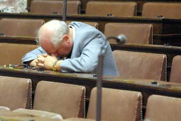 Στέρηση ύπνου απειλεί την πολιτική ζωή της Βρετανίας