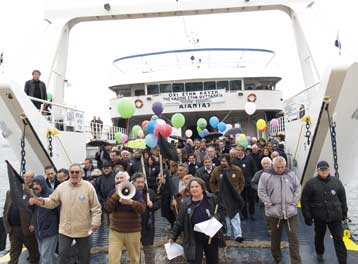 Ειρηνική «απόβαση» στην Ψυττάλεια κατά της καύσης της λυματολάσπης