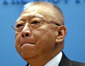 Την παραίτησή του φέρεται να υπέβαλε ο πρώτος Κινέζος κυβερνήτης του Χονγκ Κονγκ