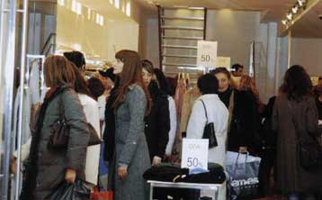 Ενιαίο ωράριο λειτουργίας των καταστημάτων προωθεί η κυβέρνηση