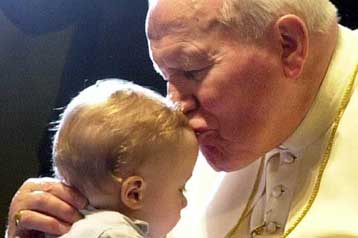 Βελτιώνεται προοδευτικά η κατάσταση της υγείας του Πάπα Ιωάννη Παύλου Β