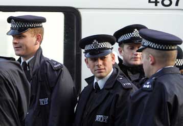 Τρεις συλλήψεις υπόπτων για τρομοκρατία στη Βρετανία βάσει του νέου νόμου