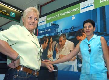 Πρόστιμο 600 ευρώ θα πληρώνουν οι «θεριακλήδες» που καπνίζουν παράνομα στην Ισπανία