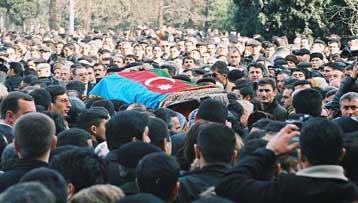 Χιλιάδες άτομα παρακολούθησαν την κηδεία αντικαθεστωτικού Αζέρου δημοσιογράφου