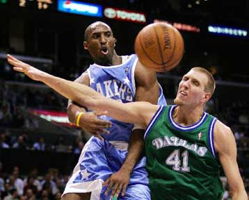 «Σαραντάρης» Κόμπι οδήγησε τους Λέικερς σε μεγάλη νίκη επί των Μάβερικς