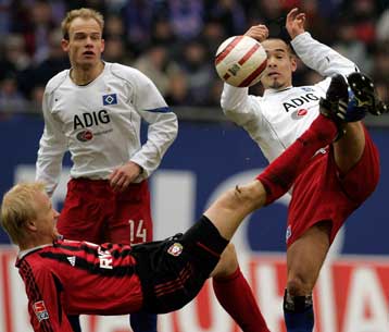 Το Αμβούργο επικράτησε 1-0 της Λεβερκούζεν, «αχώριστες» Μπάγερν και Σάλκε