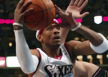 Ο Αϊβερσον οδήγησε τους Σίξερς στη νίκη επί των Χόουκς