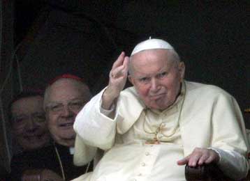 Σιωπηλή ευλογία των πιστών από τον νοσηλευόμενο Πάπα Ιωάννη Παύλο Β