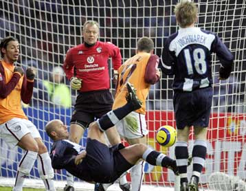 Στο 86 η Νυρεμβέργη πήρε την ισοπαλία στο Ντόρτμουντ, στο 1-1 «Λάουτερν», Χέρτα