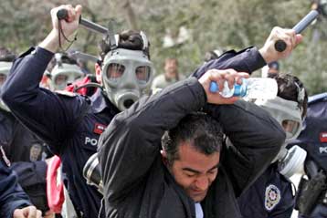 Δεκάδες συλλήψεις στην Toυρκία σε συγκέντρωση για τα δικαιώματα των γυναικών