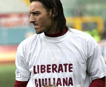 Δώρισε τη φανέλα του ο Τότι στον γιo του αδικοχαμένου Ιταλού πράκτορα