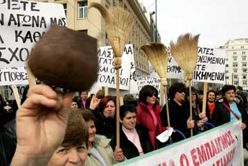 Πορεία στη Βουλή πραγματοποίησαν οι καθαρίστριες των δημόσιων σχολείων