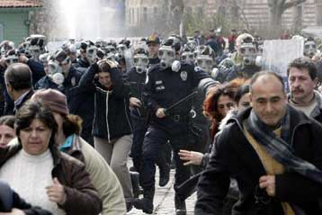 Αλγεινή εντύπωση προκάλεσε στην Ευρωπαϊκή Ένωση ο ξυλοδαρμός γυναικών στην Τουρκία